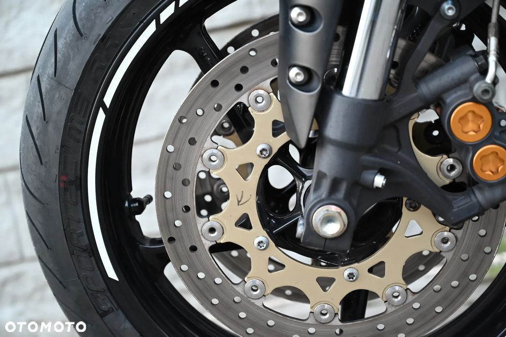 Yamaha R1 - 23