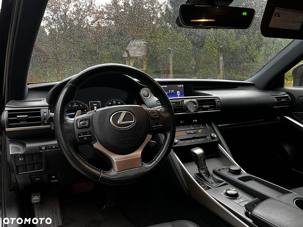 Lexus IS 200t - 9