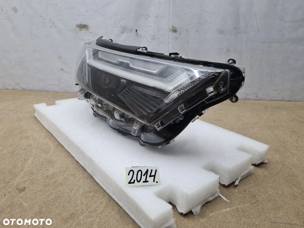 Toyota rav4 5 V lift lampa prawy prawa przód przednia Full Led - 2