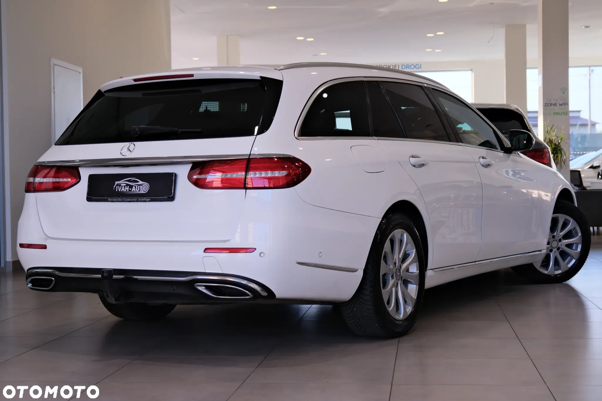 Mercedes-Benz Klasa E 220 d 4Matic T 9G-TRONIC Exclusive - 11