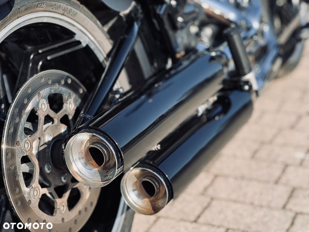 Harley-Davidson Softail Breakout - 11
