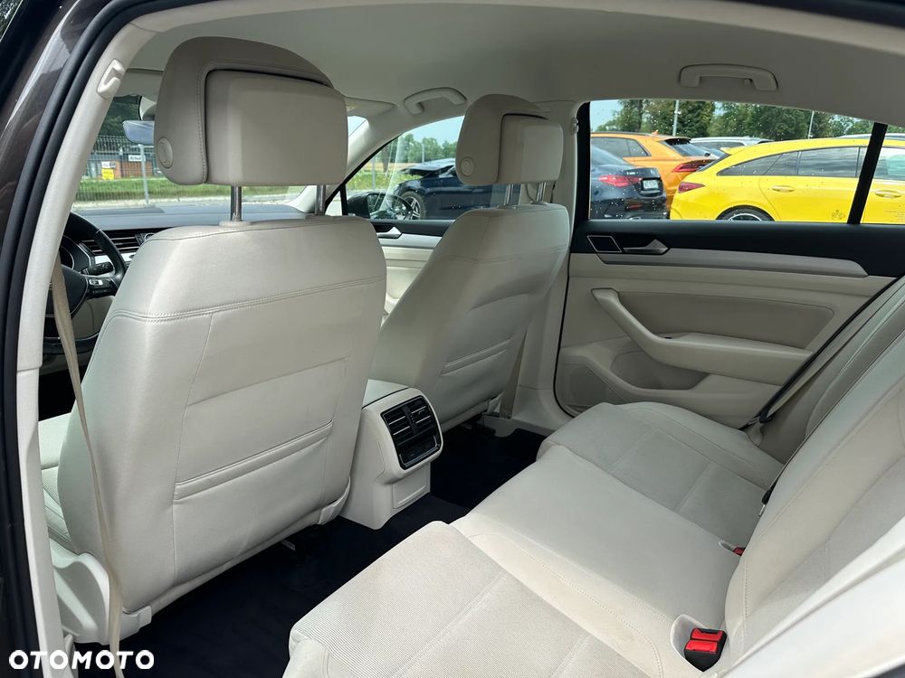 Volkswagen Passat - 8