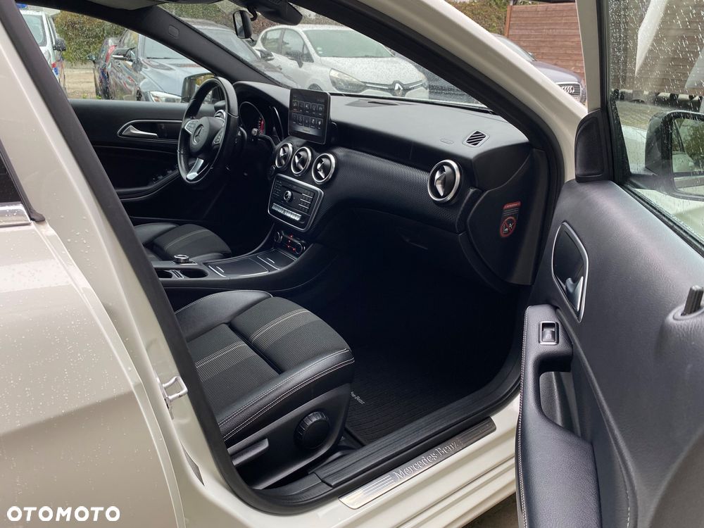 Mercedes-Benz Klasa A 180 7G-DCT Urban - 28