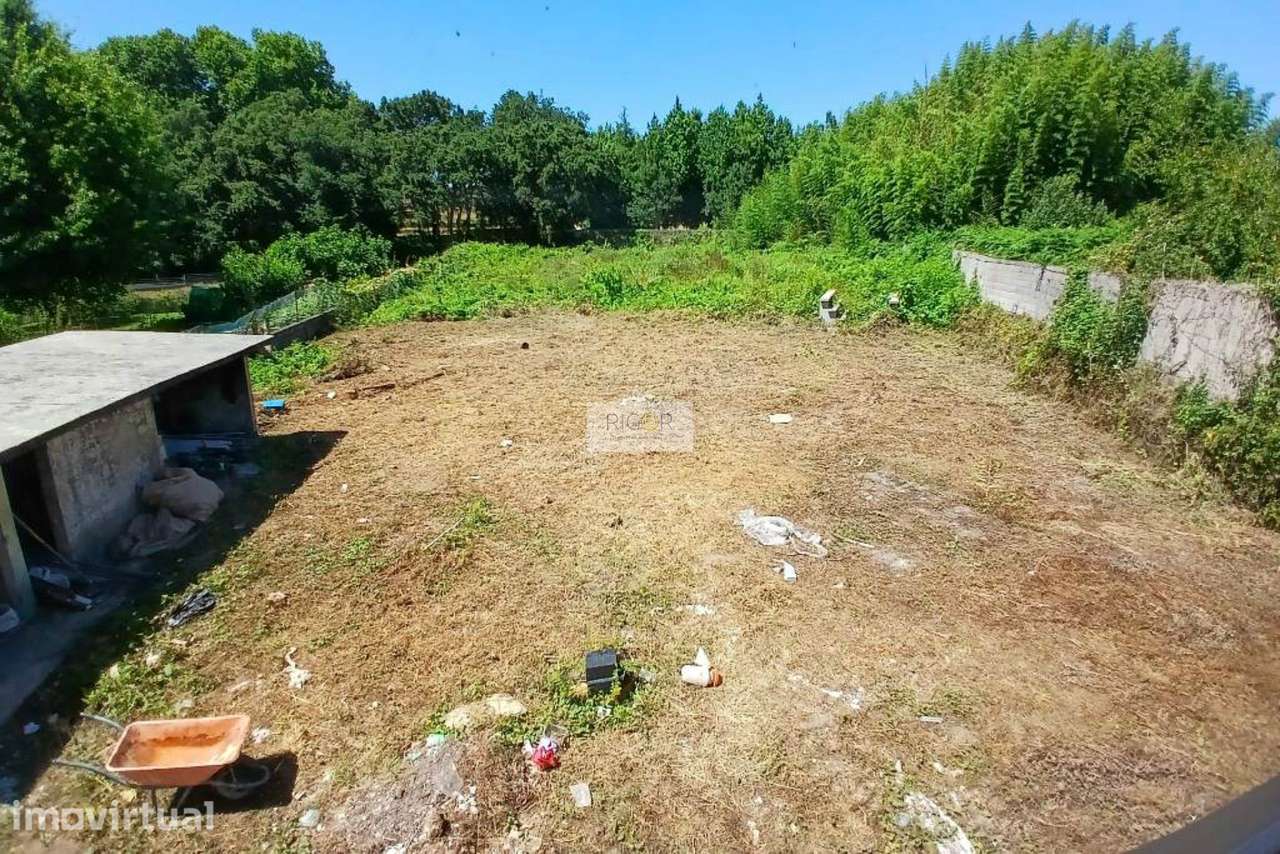 Moradia de 4 frentes de rés do chão e 1º andar inserida em terreno de - Grande imagem: 5/17