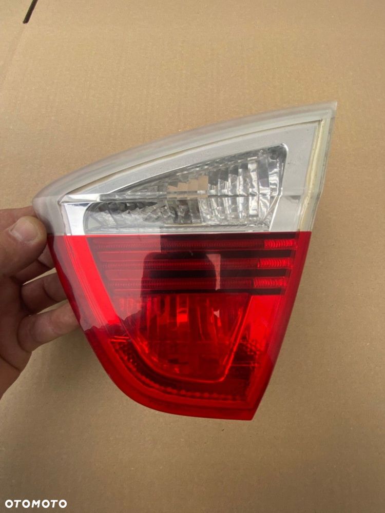 BMW 3 E90 LAMPA TYŁ TYLNA PRAWA W KLAPĘ 6937460 ORYGINAŁ - 1
