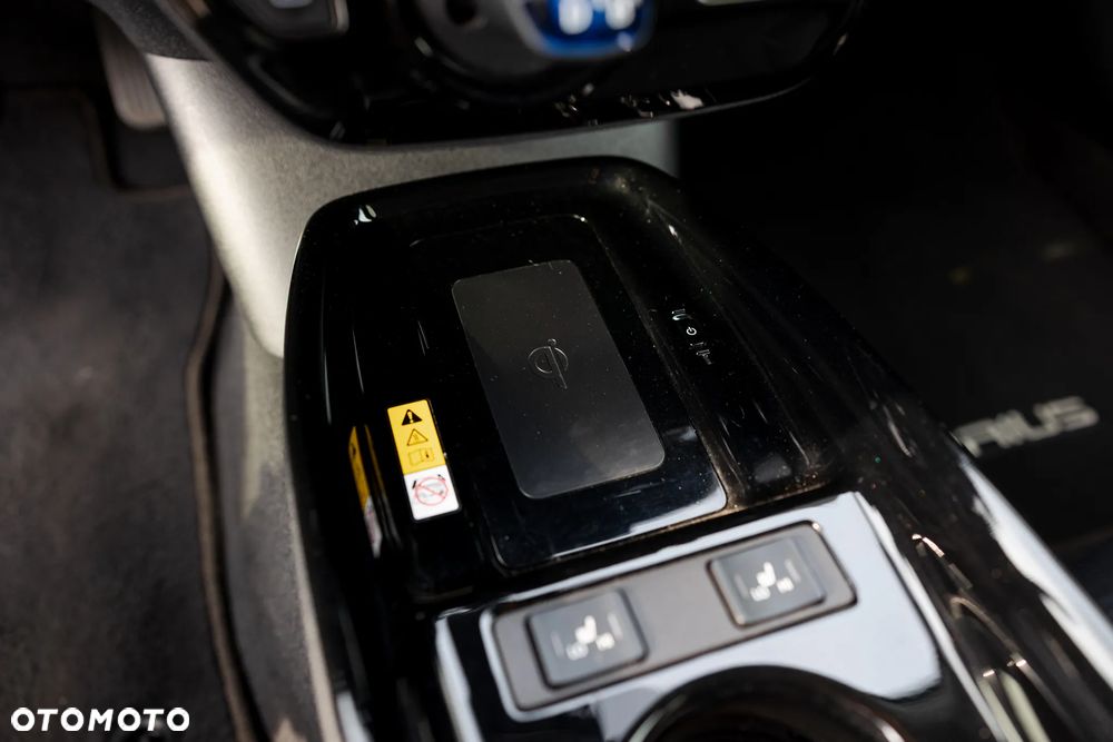 Toyota Prius (Hybrid) Executive - 32