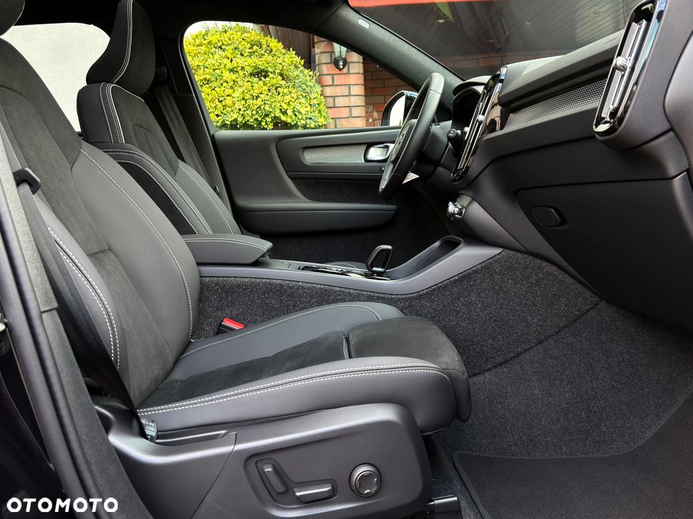 Volvo XC 40 B3 B DKG Ultra Black Edition - 19