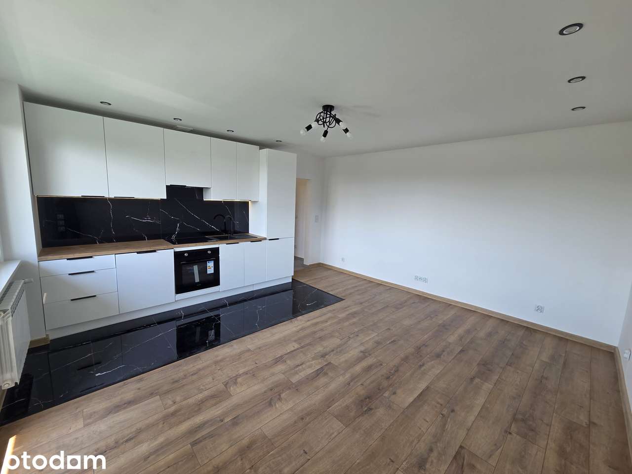 Salon z aneksem + dwa pokoje po generalnym remoncie. Winda, balkon.