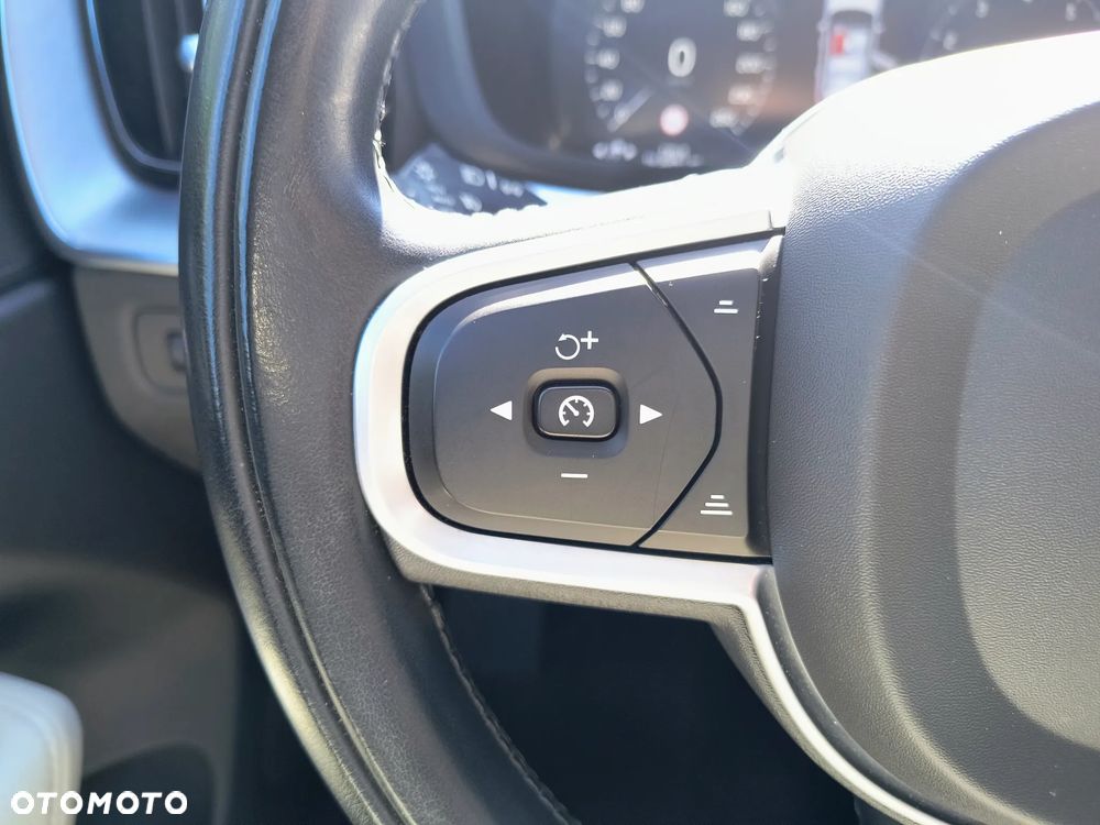Volvo XC 60 B5 B AWD Momentum - 34