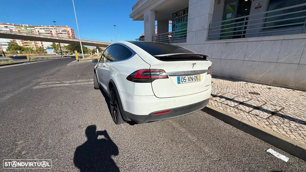 Tesla Model X - 21