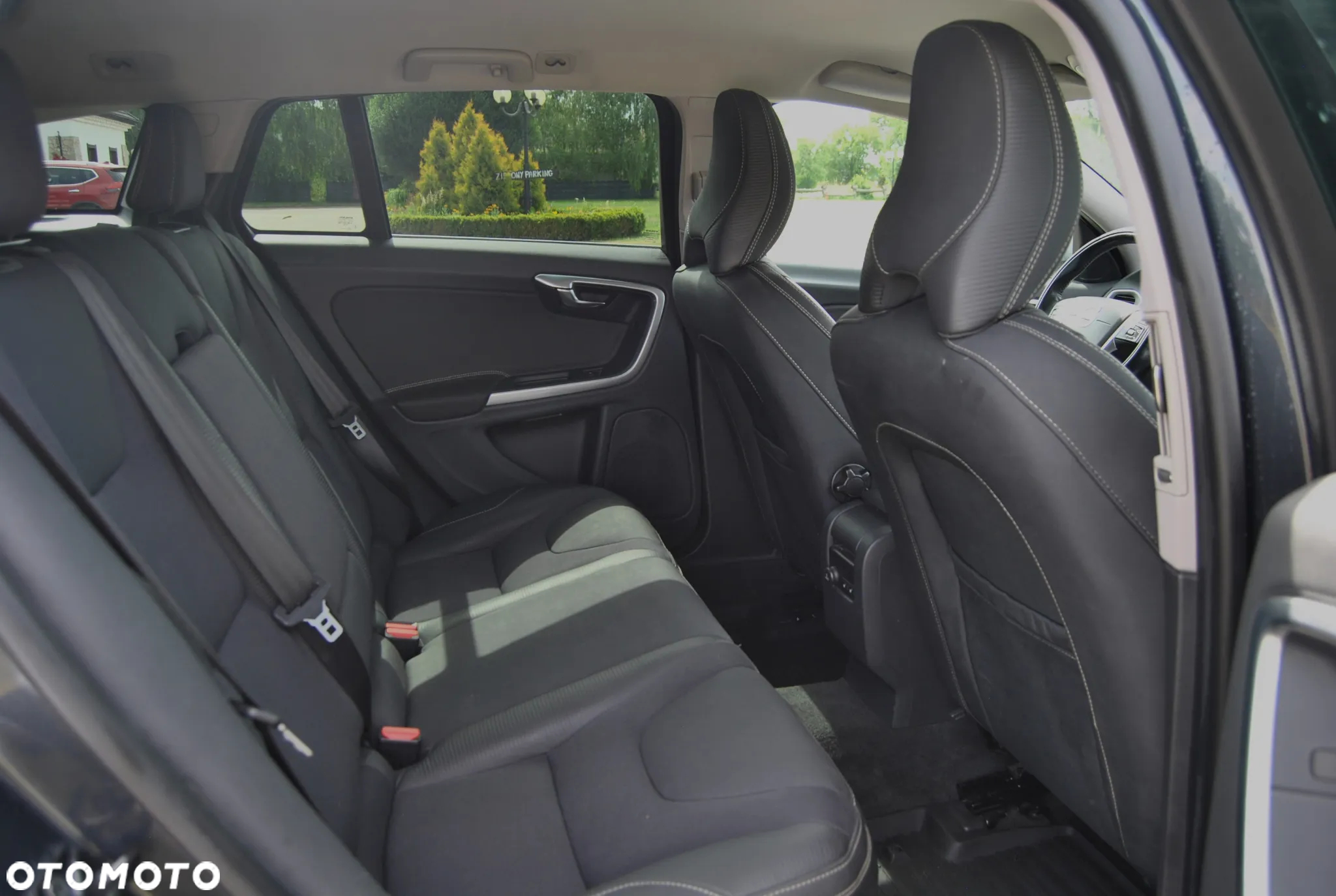 Volvo V60 D2 R-Design - 8