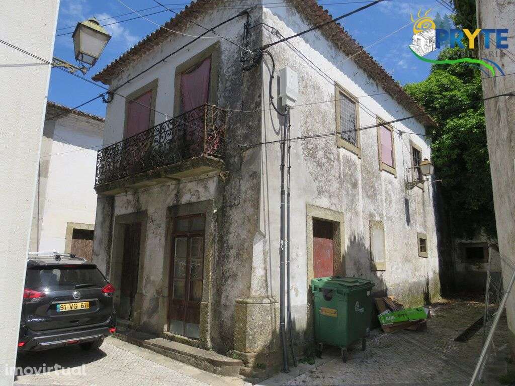 Casa senhorial situada no centro da Vila de Castanheira de Pêra - Grande imagem: 2/17