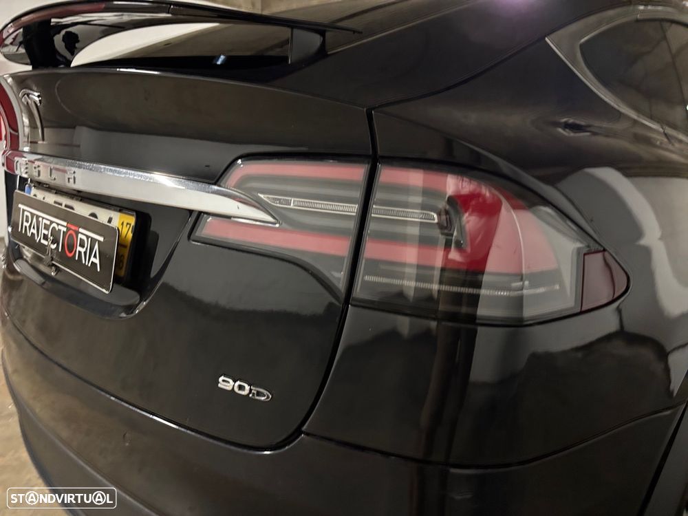 Tesla Model X 90D - 17
