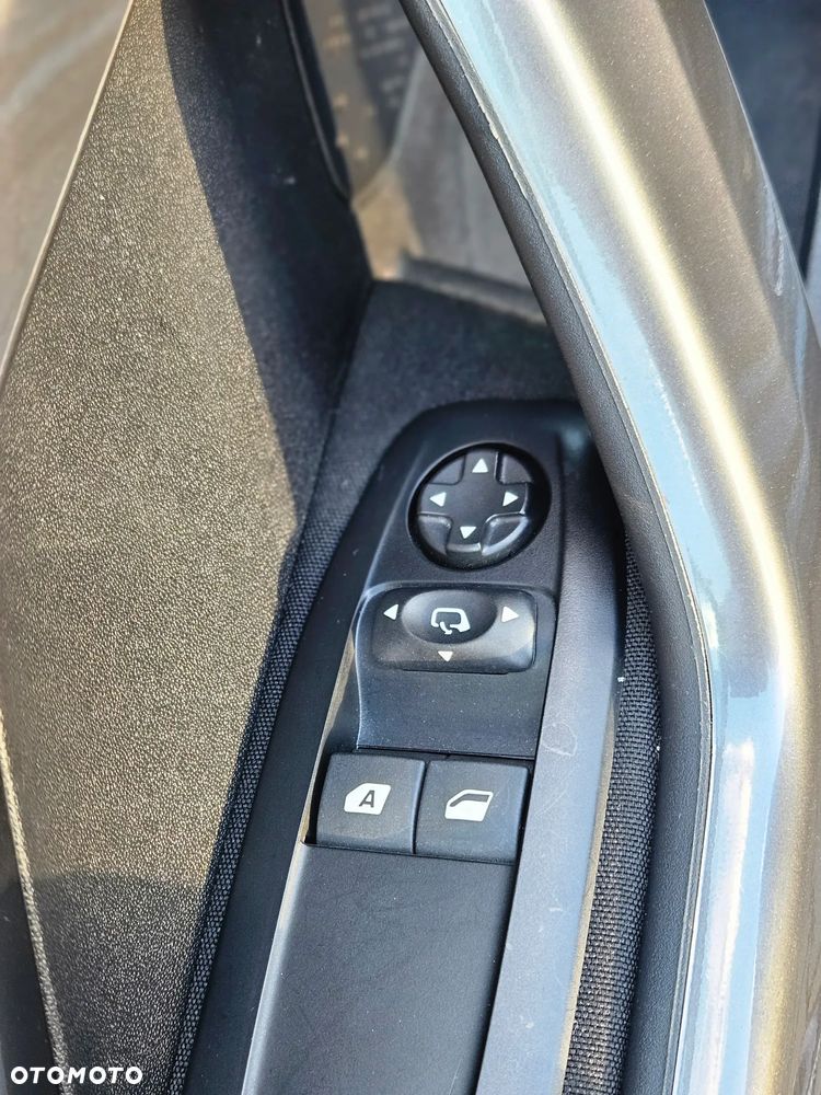 Peugeot 2008 1.2 Pure Tech Style S&S - 9