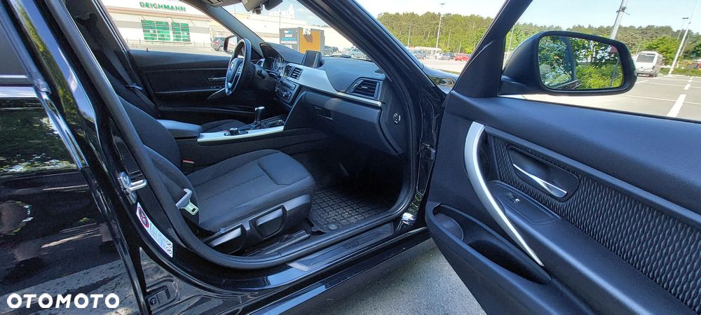 BMW Seria 3 320i - 10