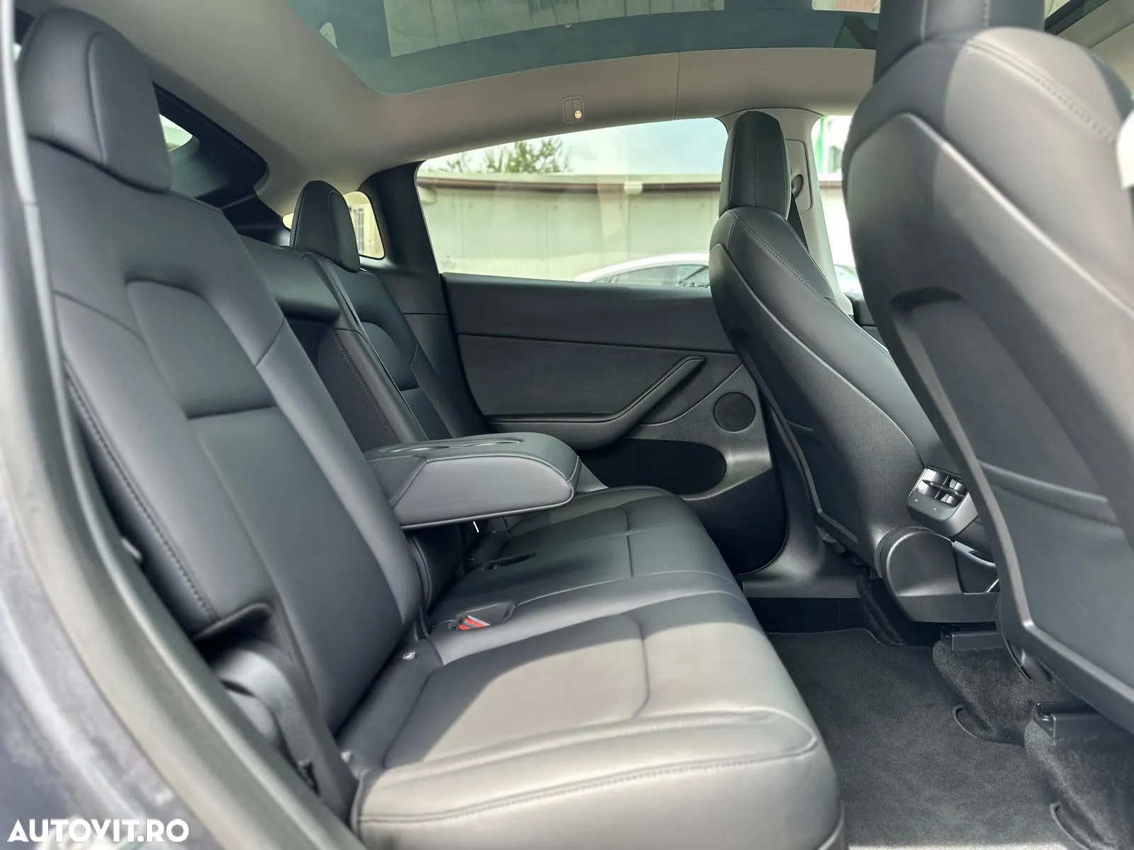 Tesla Model Y Long Range AWD - 33