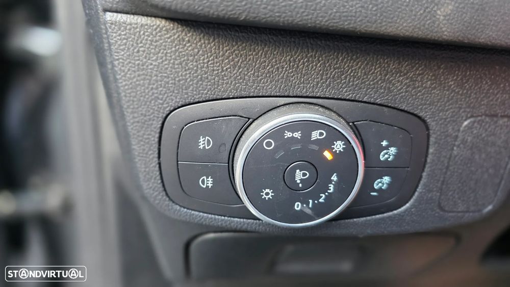 Ford Focus 1.0 EcoBoost S&S ST-LINE X - 26
