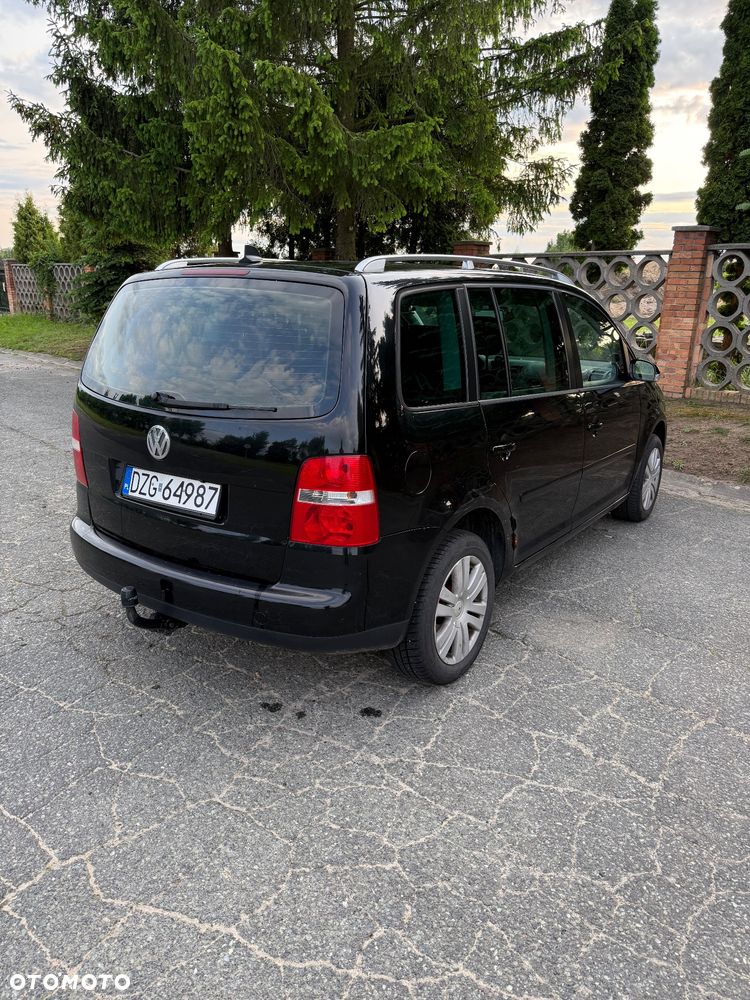 Volkswagen Touran 1.6 FSI Basis - 3