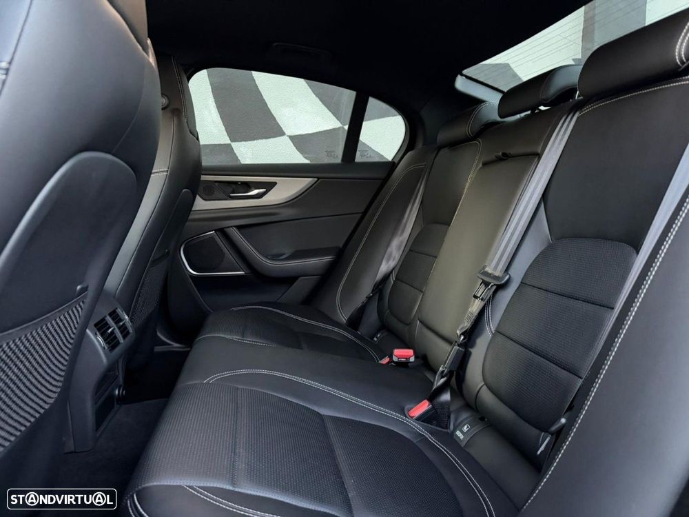 Jaguar XE 2.0 D R-Dynamic S - 9