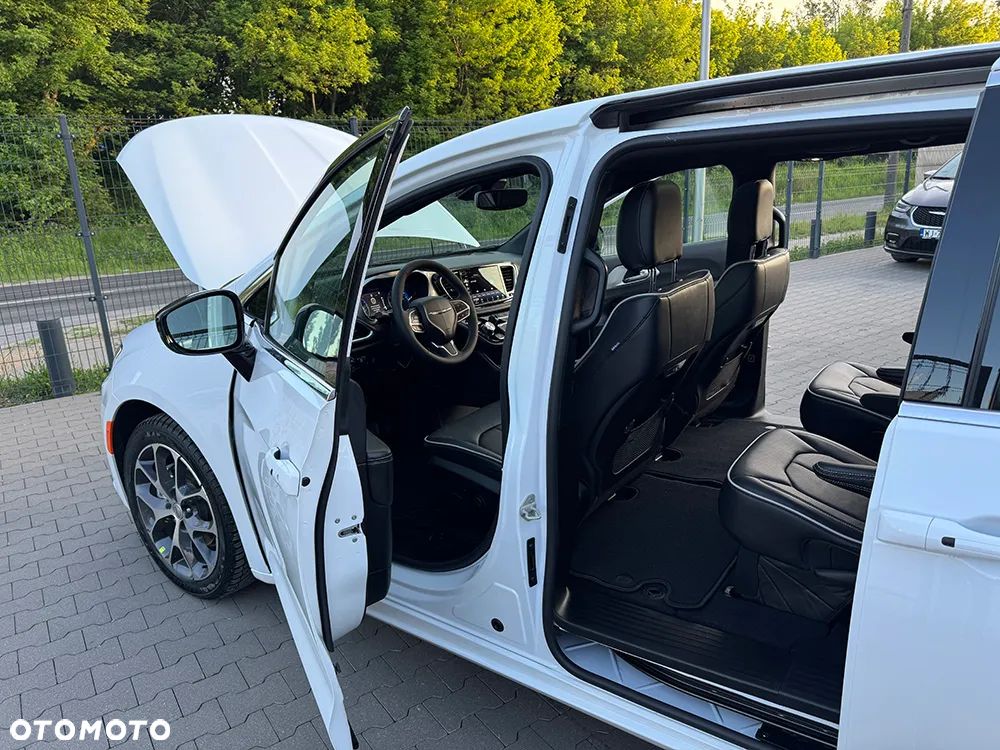 Chrysler Pacifica - 32