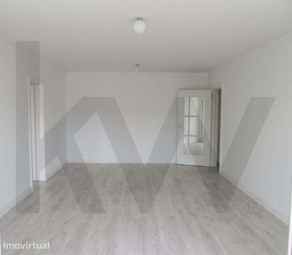 Apartamento T2 com Garagem e arrecadação | Alto das Flores - Grande imagem: 2/12
