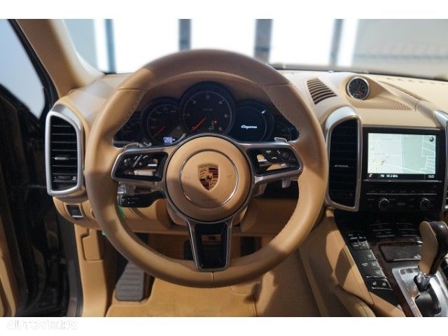 Porsche Cayenne 3.0 L - 4