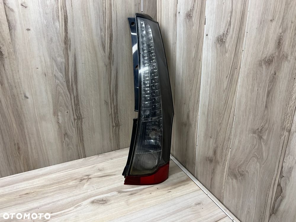 LAMPA TYLNA PRAWA MITSUBISHI GRANDIS - 1