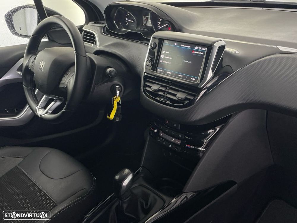 Peugeot 2008 1.2 PureTech Allure - 23