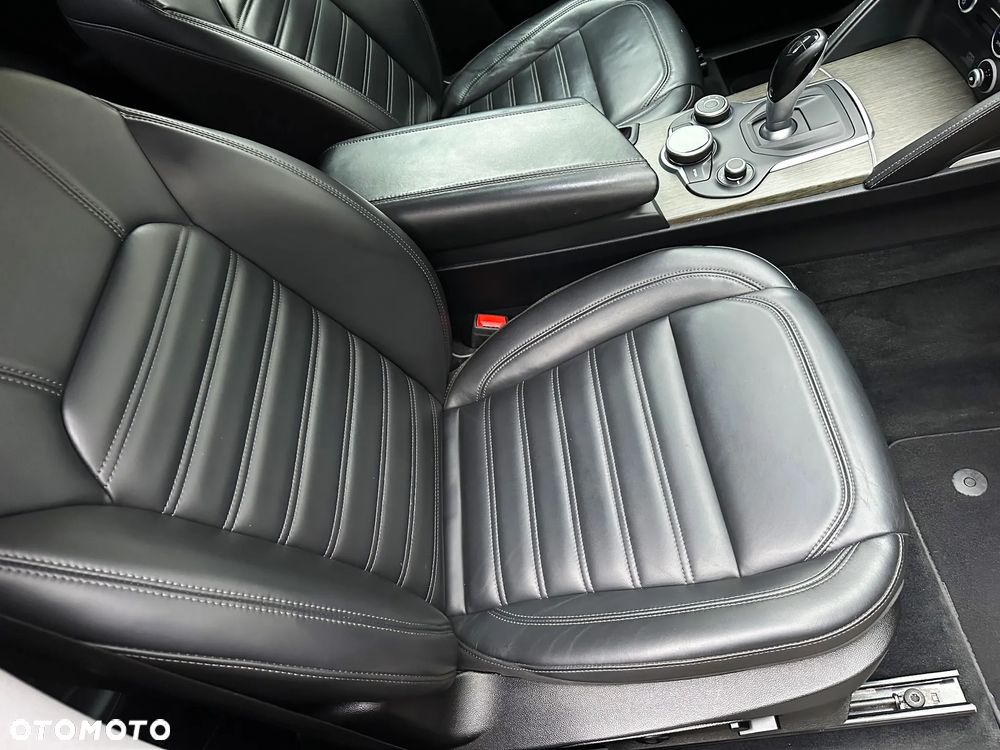 Alfa Romeo Stelvio 2.0 Turbo 16V AT8-Q4 B-Tech - 24