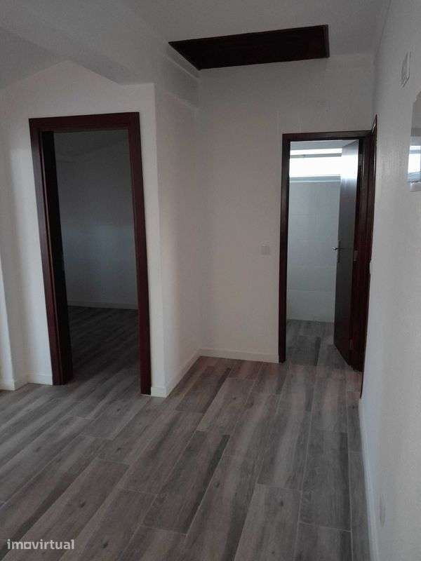 Arrendo Apartamento T2 FBº Frei Aleixo - Grande imagem: 4/12