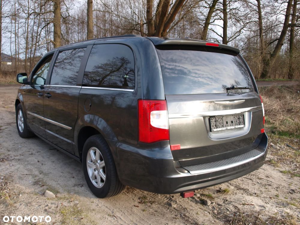 Chrysler Town & Country - 7