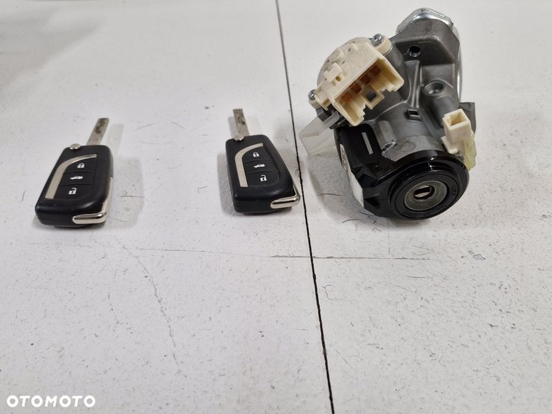 toyota avensis t27 lift t29 stacyjka 2x kluczyk 89783-05030 - 2