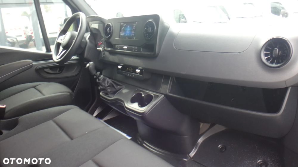 Mercedes-Benz Sprinter - 12