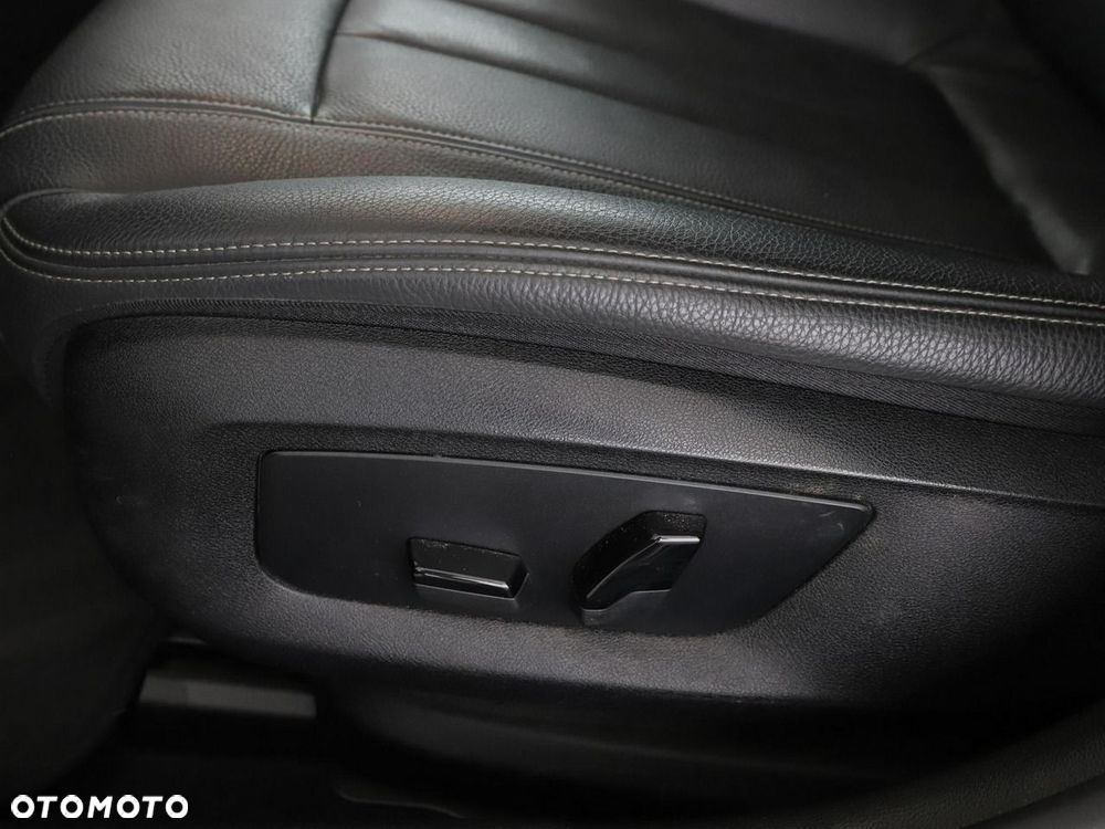 BMW Seria 5 520d mHEV - 38