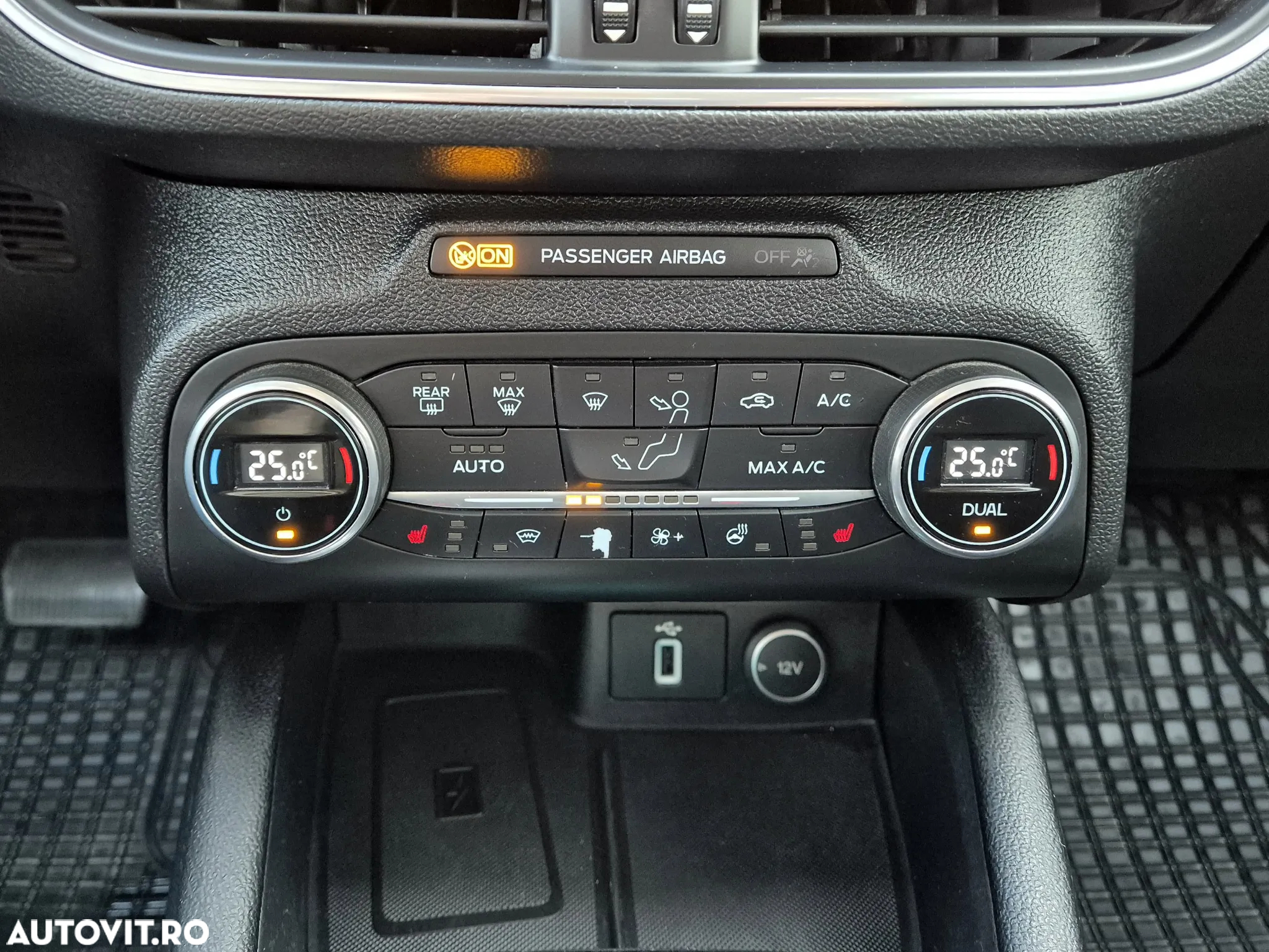 Ford Focus 2.0 EcoBlue Titanium Business - 27