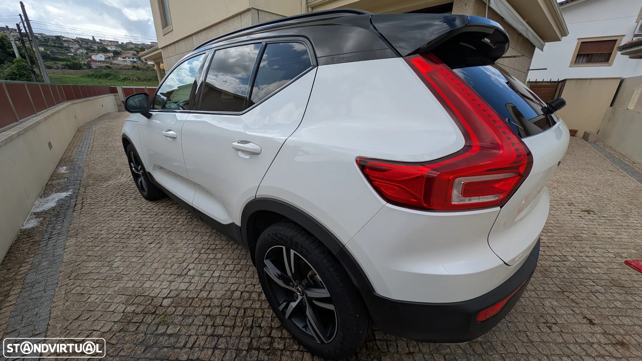 Volvo XC 40 2.0 D3 R-Design AWD Geartronic - 3