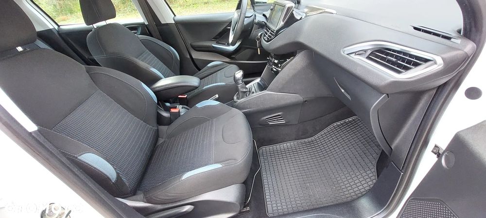 Peugeot 208 - 32