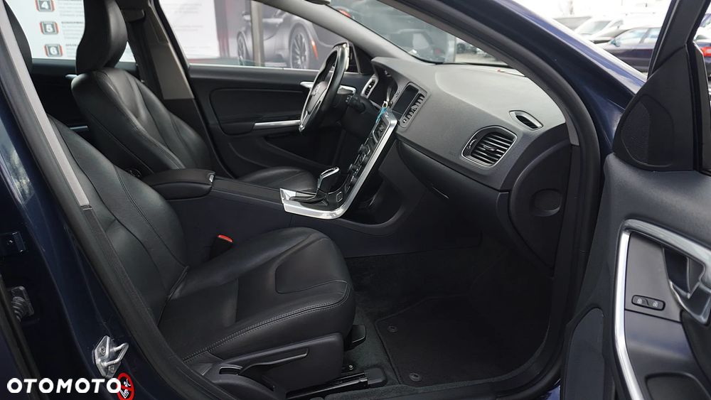 Volvo V60 D6 AWD Plug-in Hybrid Momentum - 30