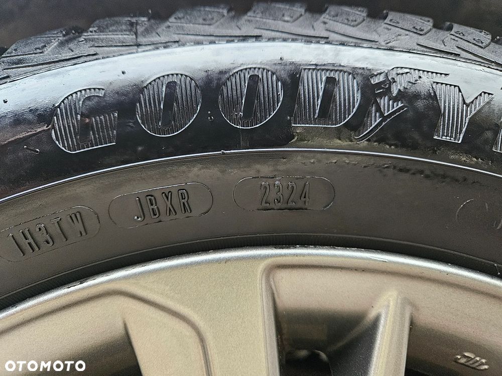 Toyota Yaris Hybrid 100 Selection - 33