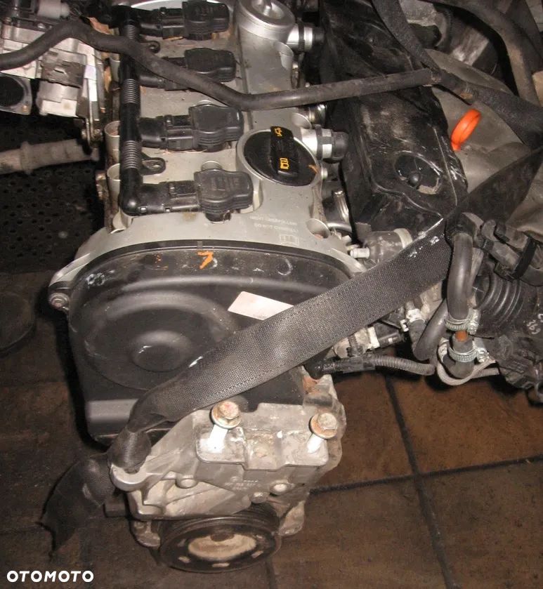 2.0 FSI silnik słupek silnika AUDI A3 8P - 7