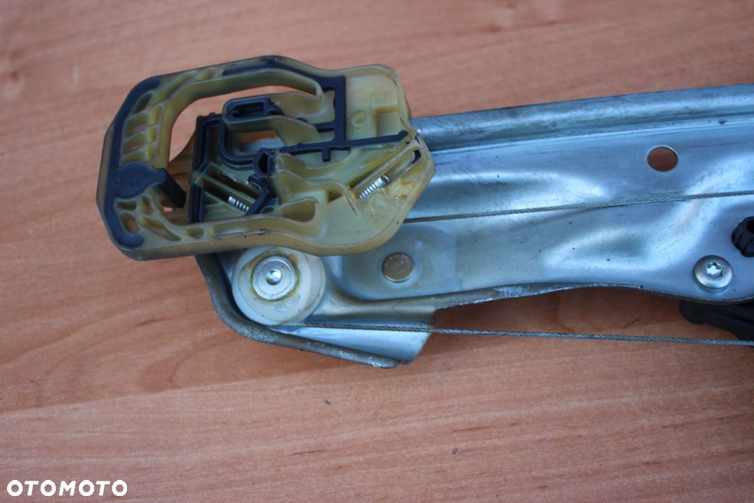 PODNOŚNIK MECHANIZM PODNOSZENIA SZYBY ELEKTRYCZNY LEWY TYŁ OPEL ASTRA K 13406677 - 6