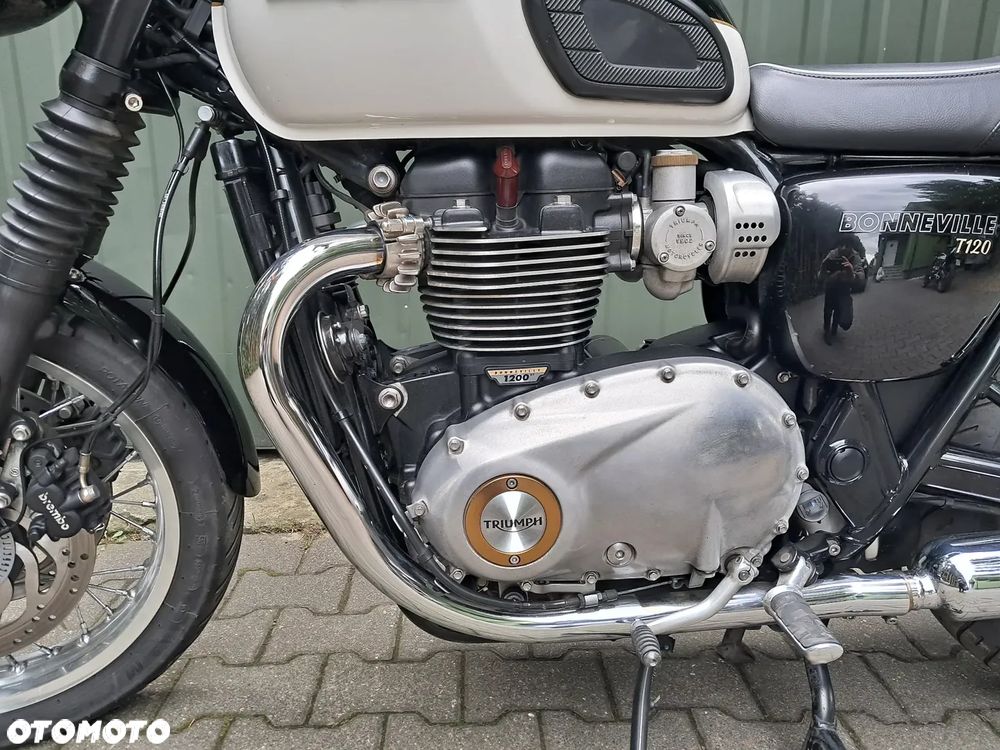 Triumph Bonneville - 3