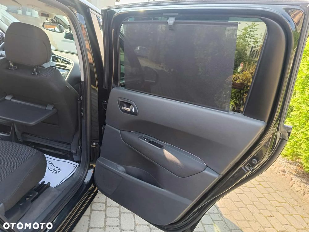 Peugeot 5008 1.6 THP Family 7os - 17