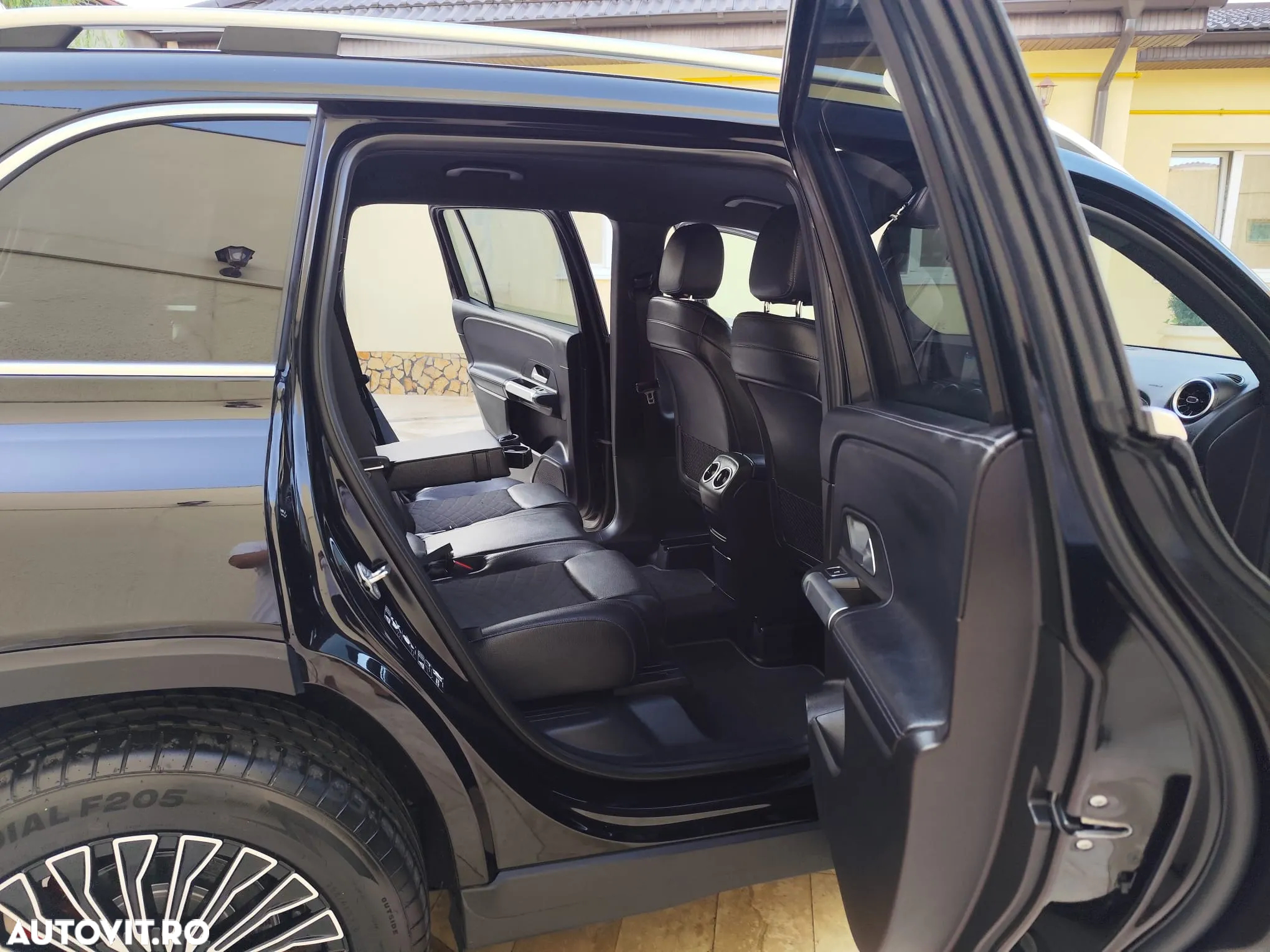 Mercedes-Benz GLB - 9
