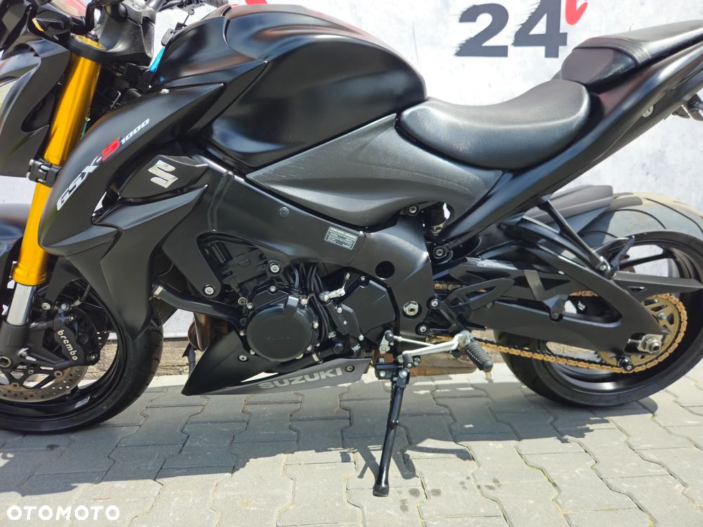 Suzuki GSX - 17
