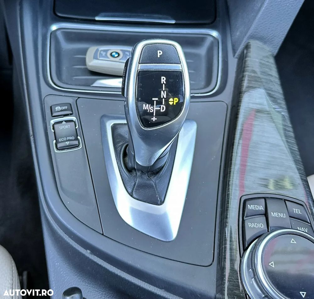 BMW Seria 3 320d Aut. - 12