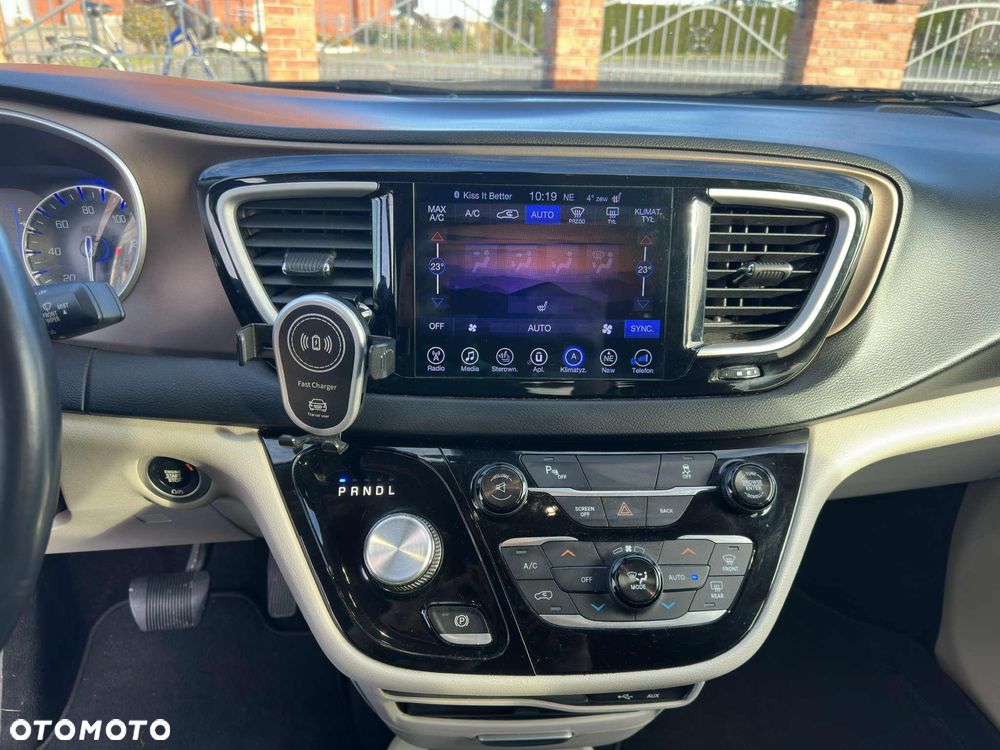 Chrysler Pacifica - 16