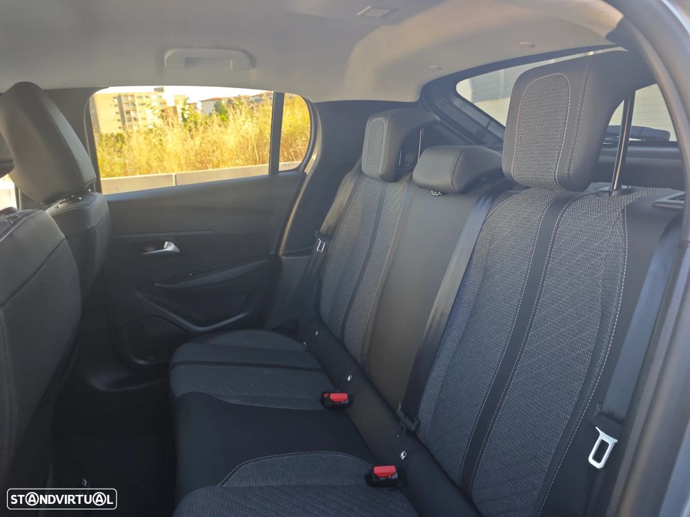 Peugeot e-208 Allure - 33