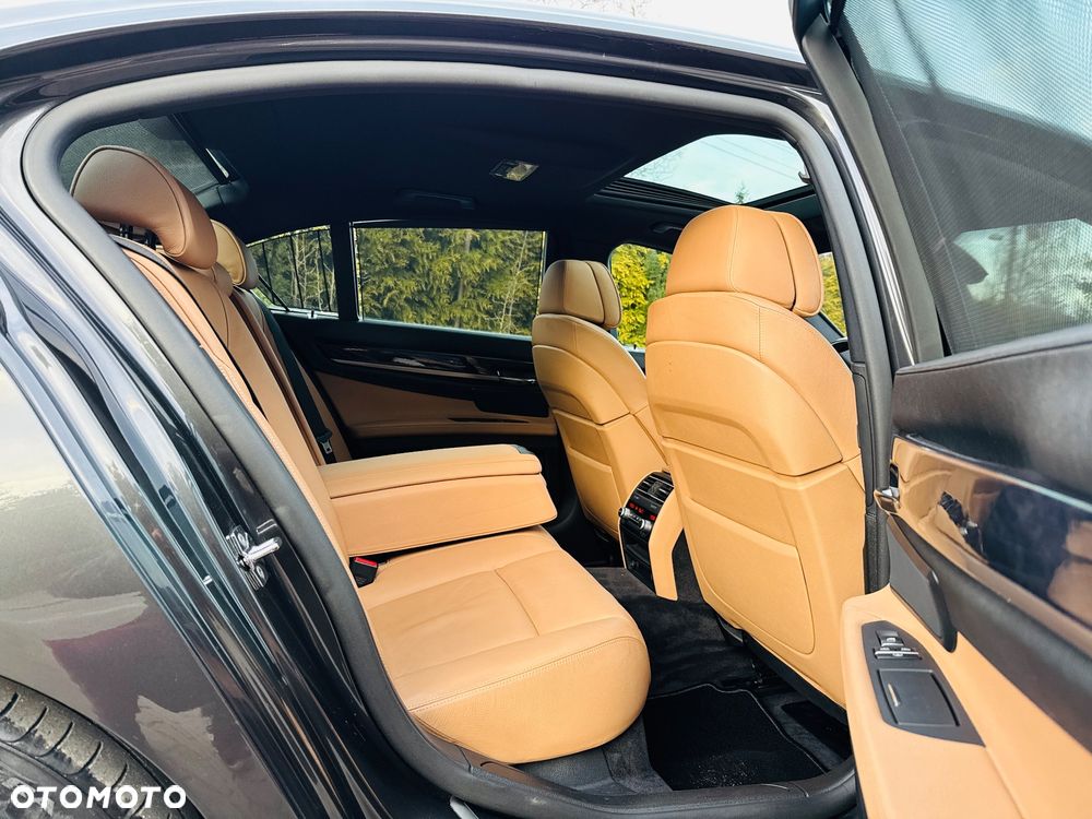 BMW Seria 7 740i - 11