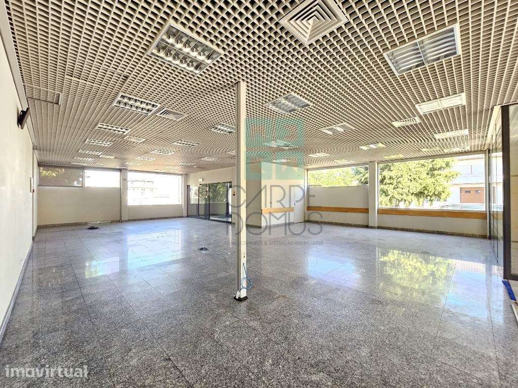 Prédio comercial de serviços, térreo, no centro de Carrazeda de Ans... - Grande imagem: 3/38